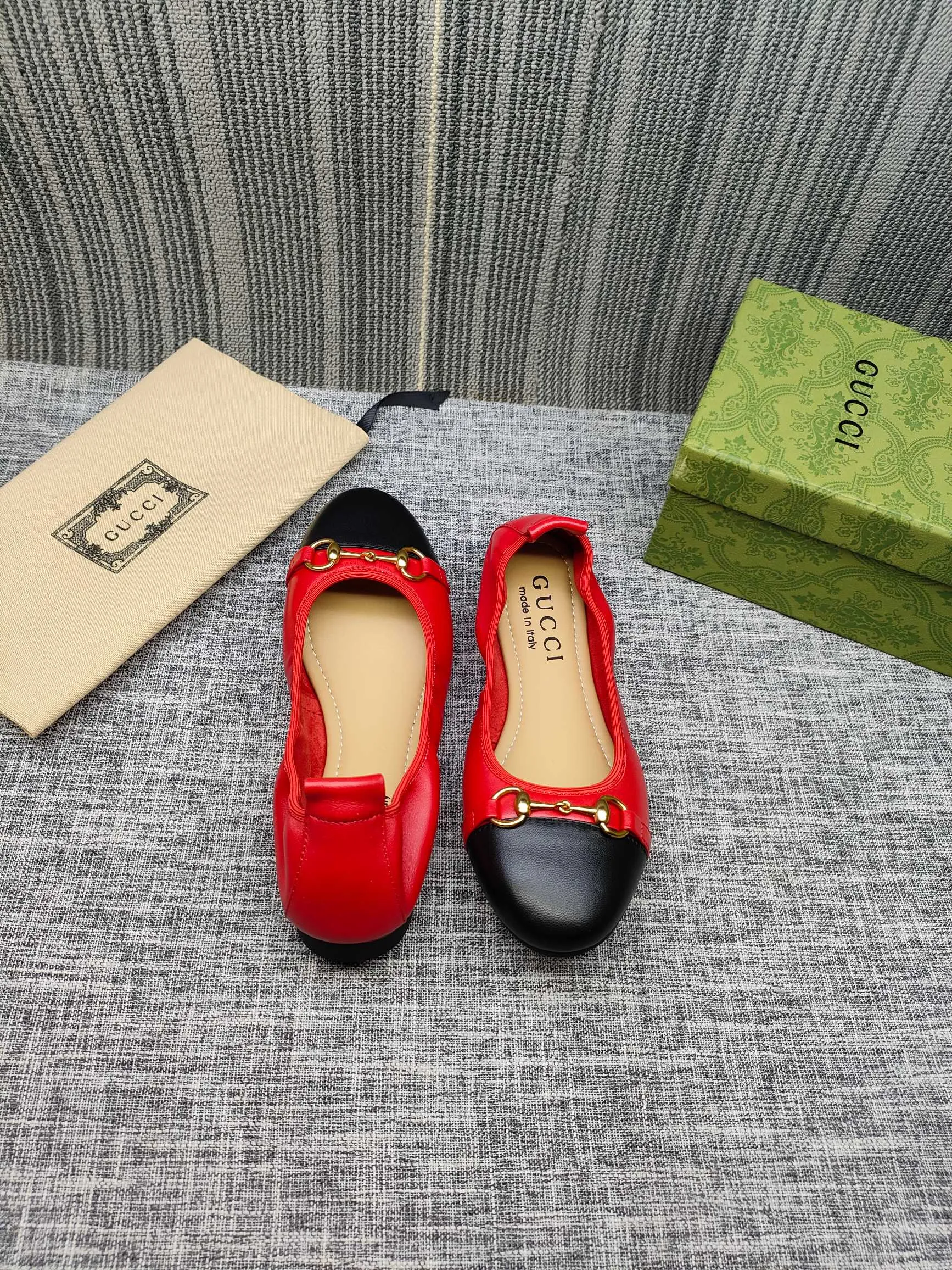 👟👟Ex-factory price 320👟👟 GUCCI's latest horsebit women's flat ballet shoes and egg roll shoes are super comfortable. The fabric is made of imported top-grade soft sheepskin. It is very comfortable on the feet and will not rub your feet. You can also roll it up and put it in your bag. It is easy to carry with you. The super soft soles are a must-have item for fairies whether you are going out for business, work, travel, shopping or at home. Fashionable and versatile, it is an indispensable pair of shoes for you. Fabric: Made of imported soft sheepskin Color: 6 colors available Outsole: PPC rubber outsole Size 34-42 (34.41.42 needs to be customized)